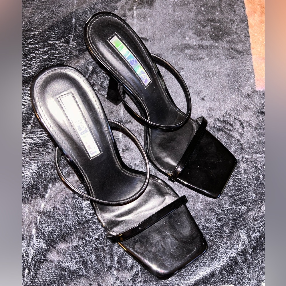 Liliana Elegant Black Strappy Heels
These ran small so more for of a 7.5